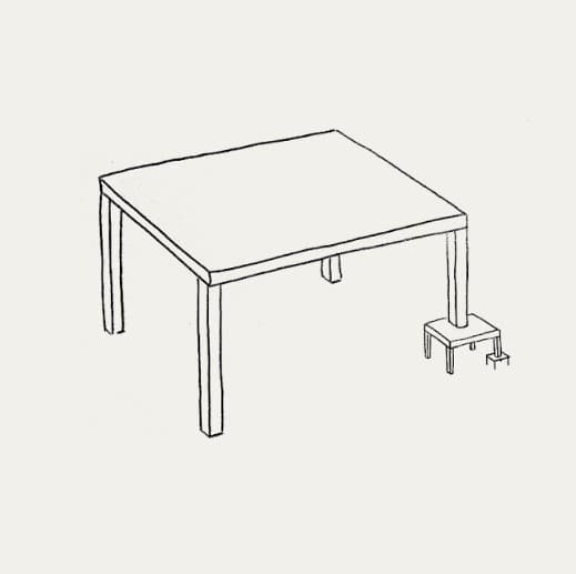 Jongeren delen ideeën rond een tafel